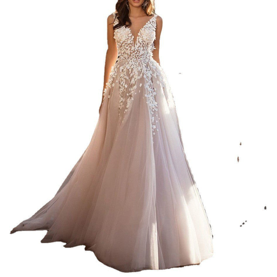 Plus Size Elegant Lace Sleeveless Deep V-Neck Wedding Dress Plus Size Elegant Lace Sleeveless Deep V-Neck Wedding Dress