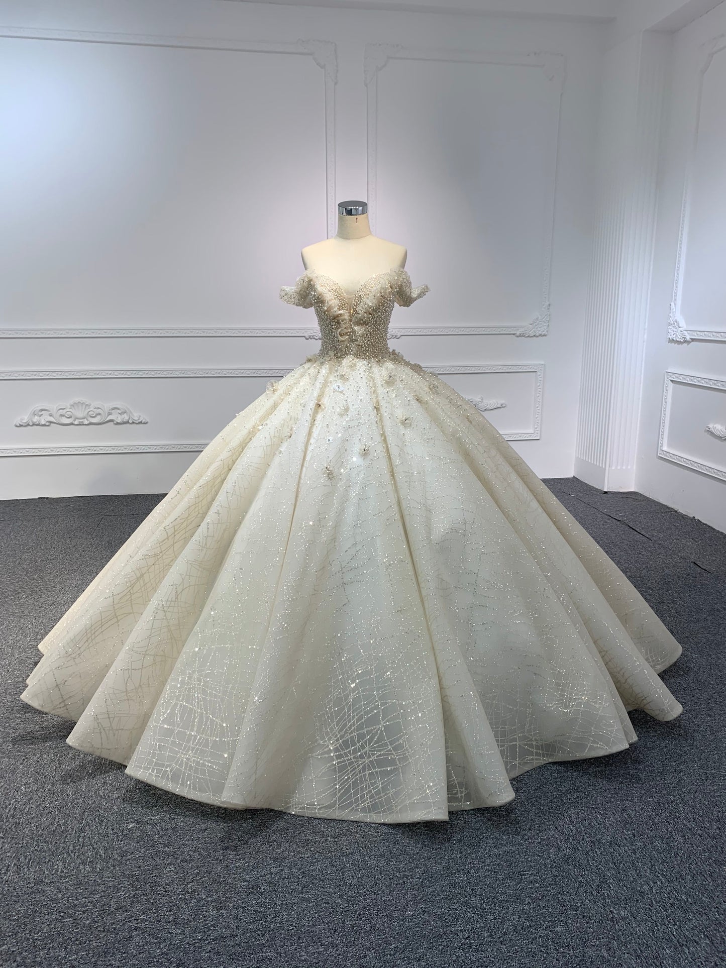Plus Size One-Shoulder Ball Gown Wedding Dress Plus Size One-Shoulder Ball Gown Wedding Dress
