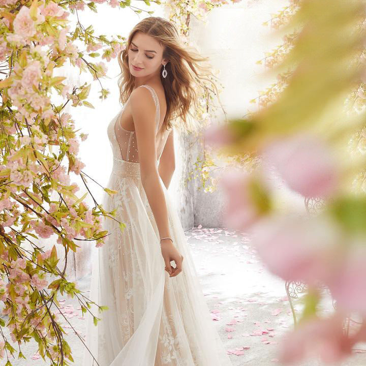 Plus Size Elegant V-Neck Sleeveless Lace Wedding Dress