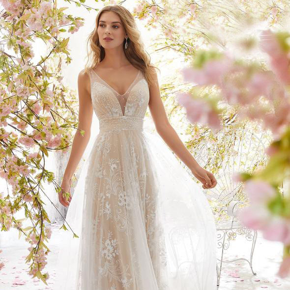 Plus Size Elegant V-Neck Sleeveless Lace Wedding Dress