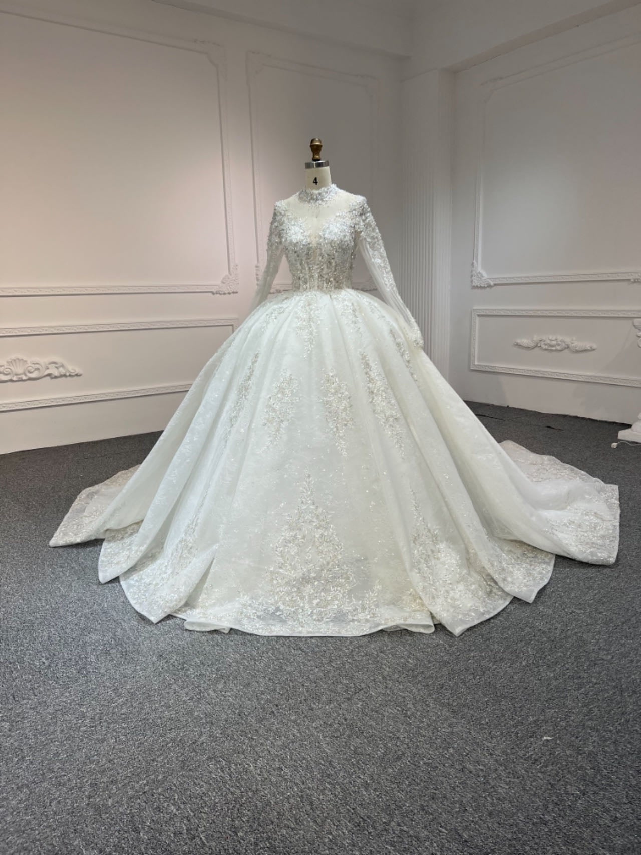 Plus Size Long-Sleeved Sweetheart Lace Ball Gown