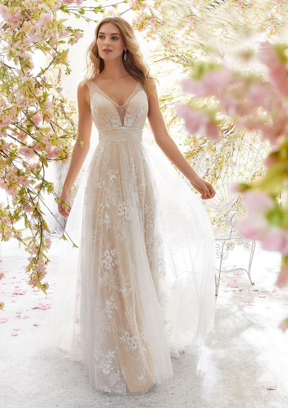 Plus Size Elegant V-Neck Sleeveless Lace Wedding Dress