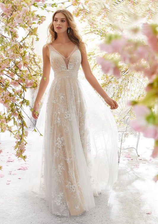 Plus Size Elegant V-Neck Sleeveless Lace Wedding Dress